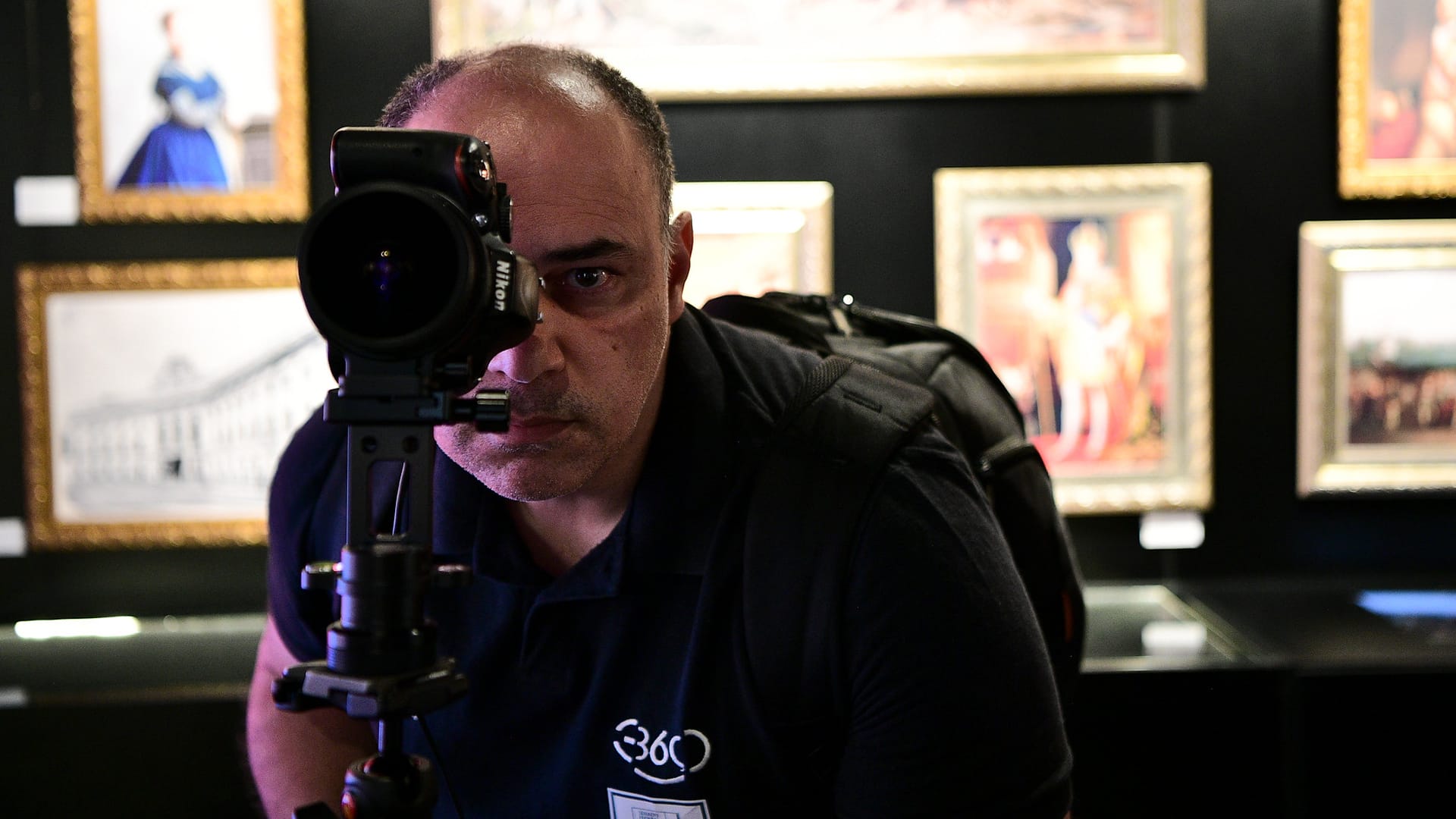 Inácio Fonseca fotografando a exposição Senado 200 anos com uma câmera panorâmica