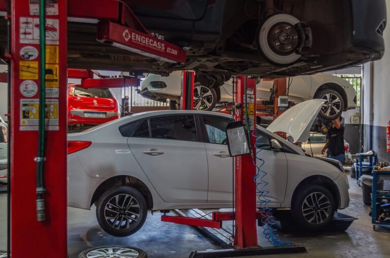 Veículos em elevadores durante manutenção na oficina Mega Alltocar em Betim