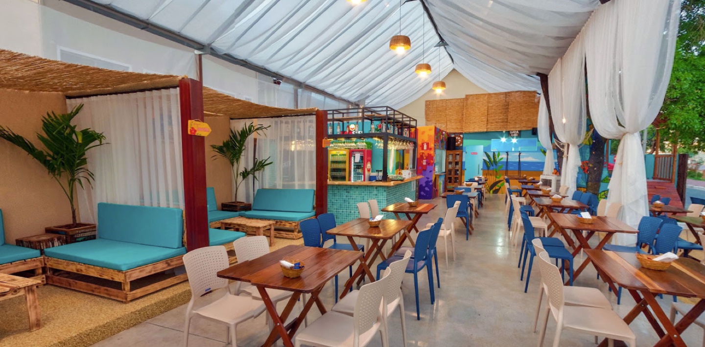 Salão coberto e colorido do Baêa Uai Gastrobar em Contagem