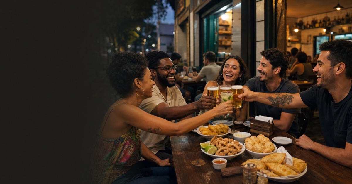 Grupo de amigos brindando em um bar de Belo Horizonte