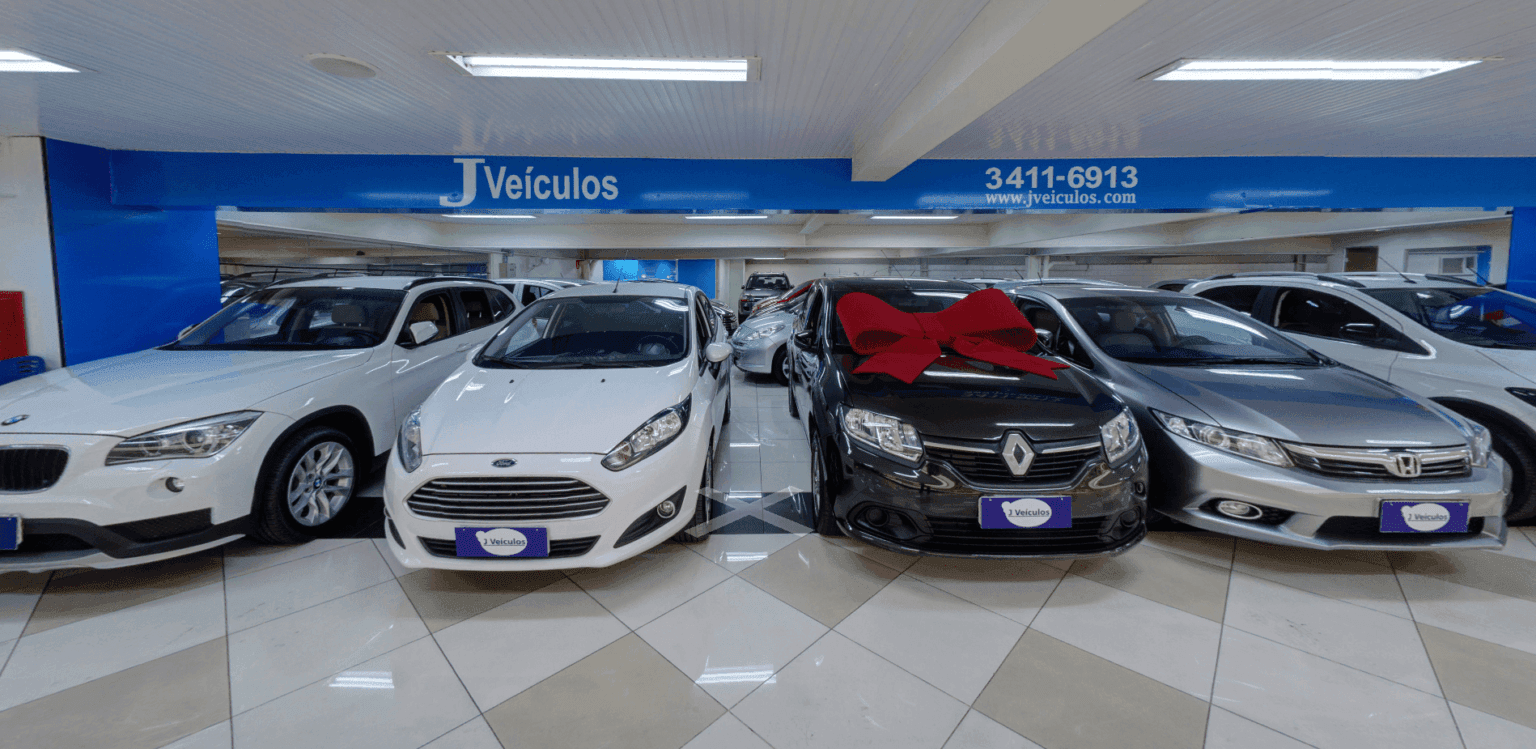 Interior da J Veículos no Shopping Portal, com veículos expostos